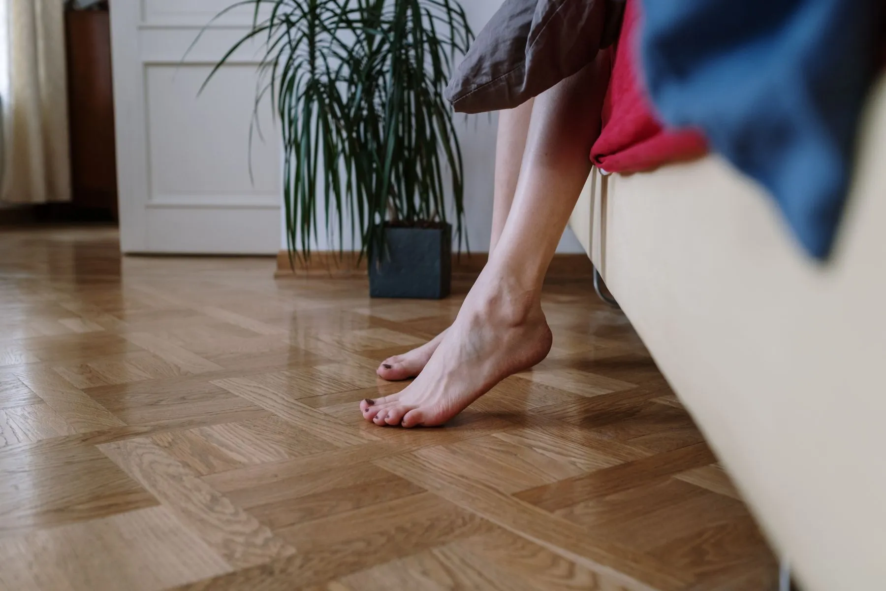 Hälsmärta som inte går över: vad hälsporre och plantarfasciit egentligen är